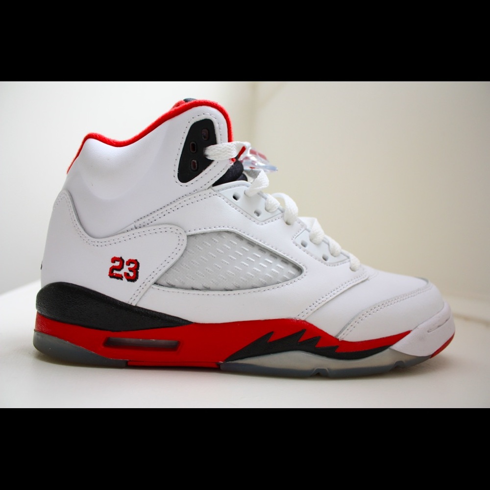 Jordan 5 Fire Reds (SIZE 5.5Y GRADE SCHOOL)
